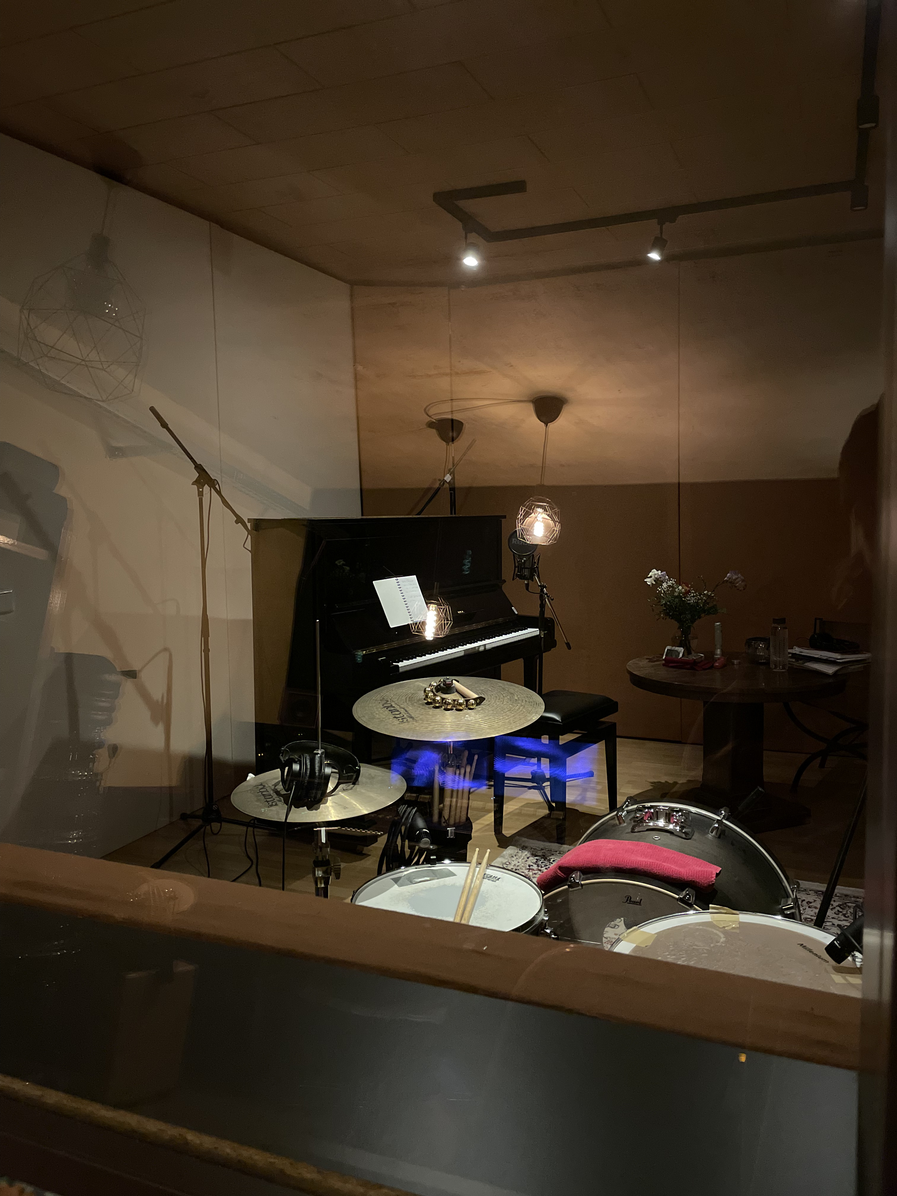 Aufnahmeraum mit Piano und Schlagzeug im MJM Studio